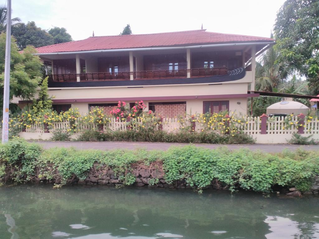 Backwater Breeze Kumarakom Exterior photo