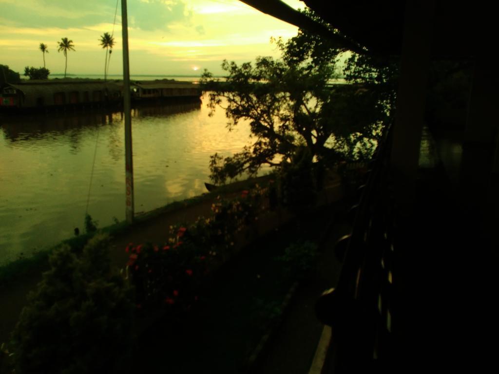 Backwater Breeze Kumarakom Exterior photo